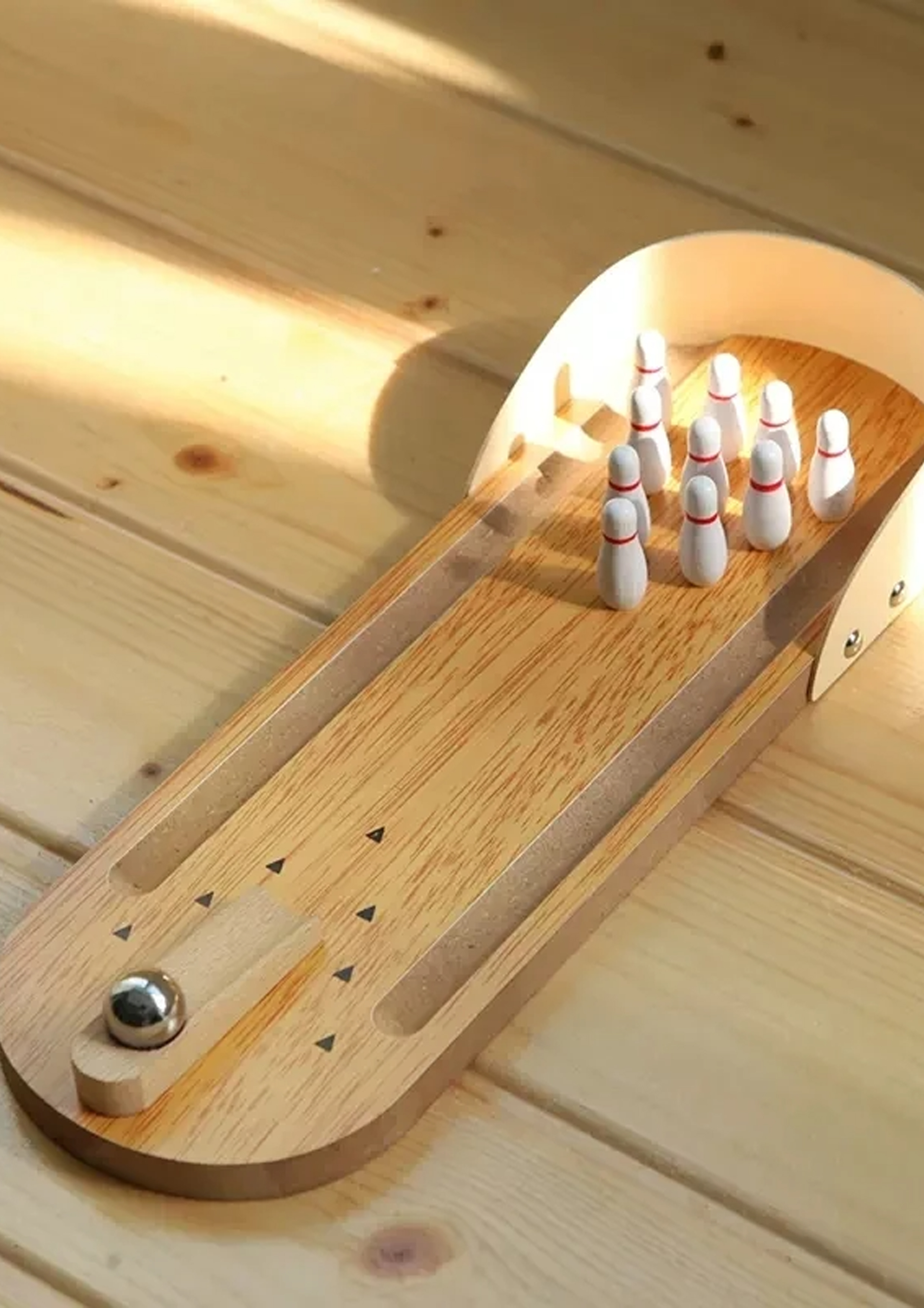 Mini stolné bowlingové súpravy sa prevalili na pracovisku a odštartovali nový trend v kancelárskej zábave.