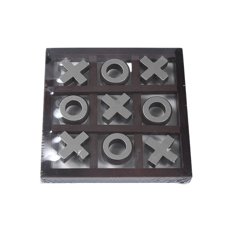 Kúsky zlatého tónu v drevenej hre Tic-Tac-Toe v tmavom ráme