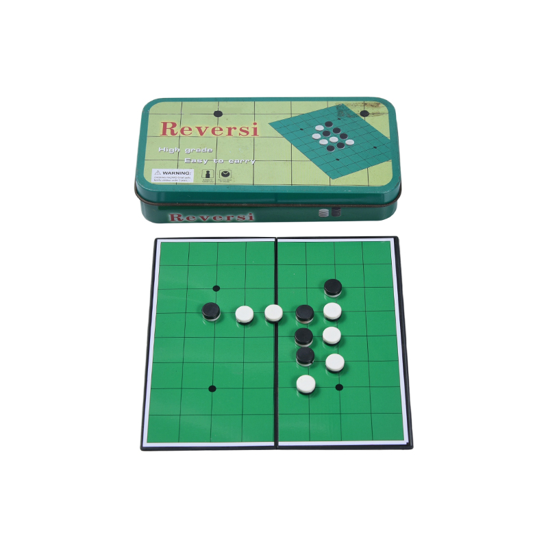 Zelené kovové cínové puzdro Prenosná hra Reversi (Othello).