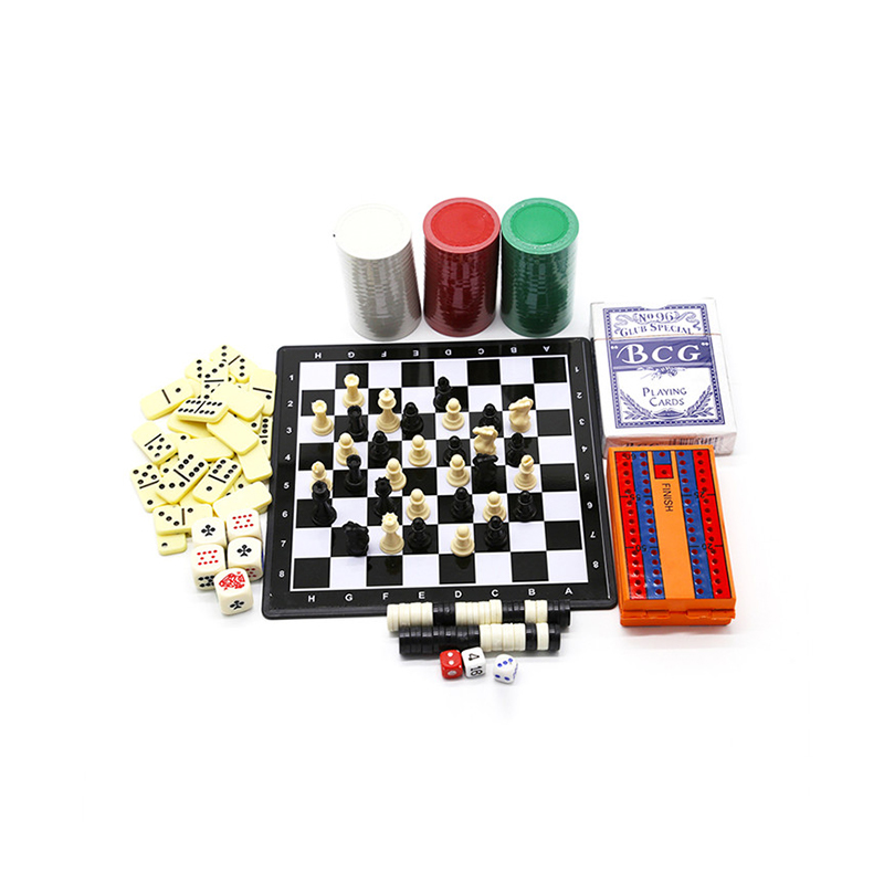 Klasická súprava viacerých hier – kombinácia šach, domino, poker a dáma