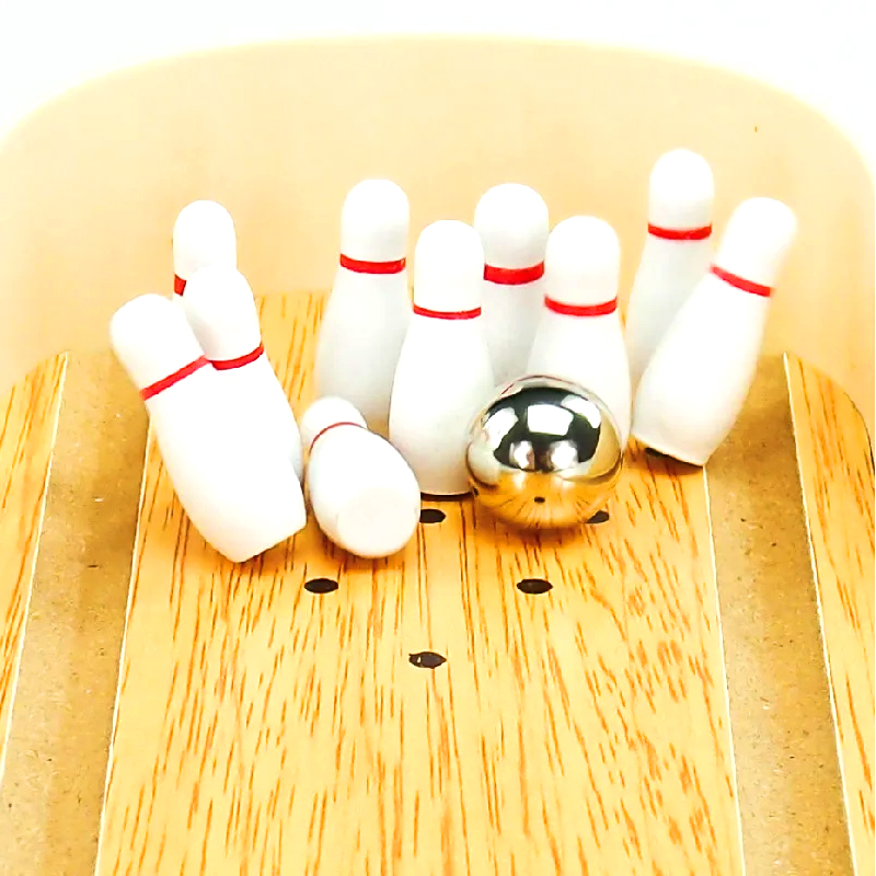 Kompaktná drevená súprava s oceľovou guľou a kolíkmi Mini stolná bowlingová hra