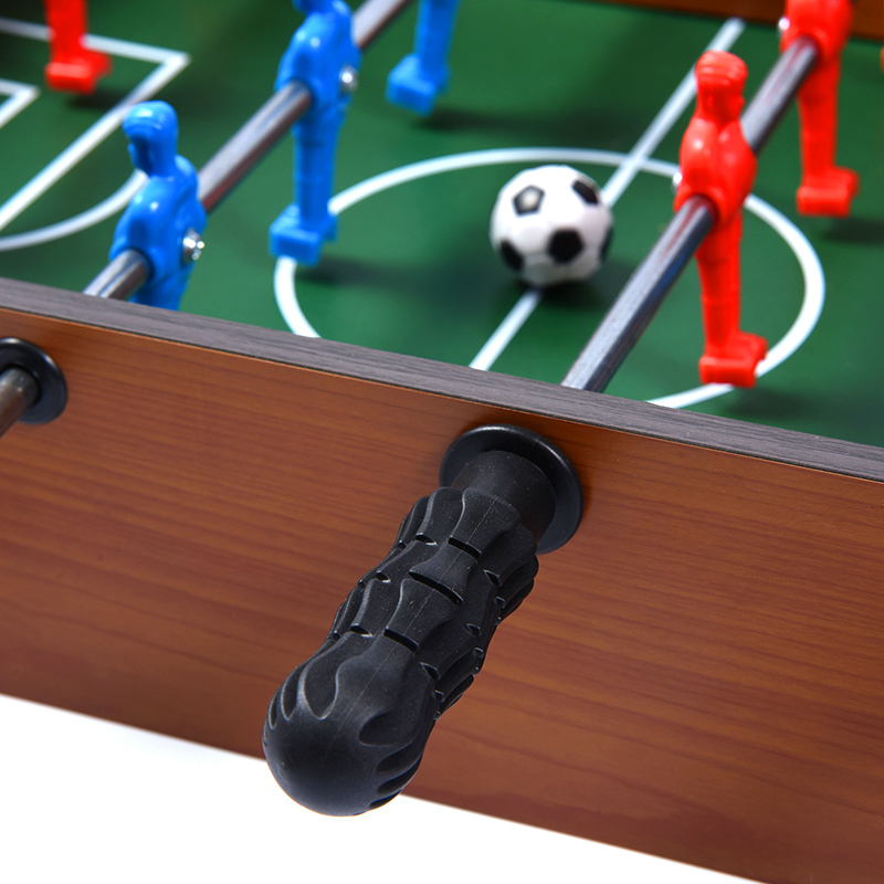 Klasický drevený stolný futbal – kompaktná stolná hra so živými hráčmi a sledovačmi skóre
